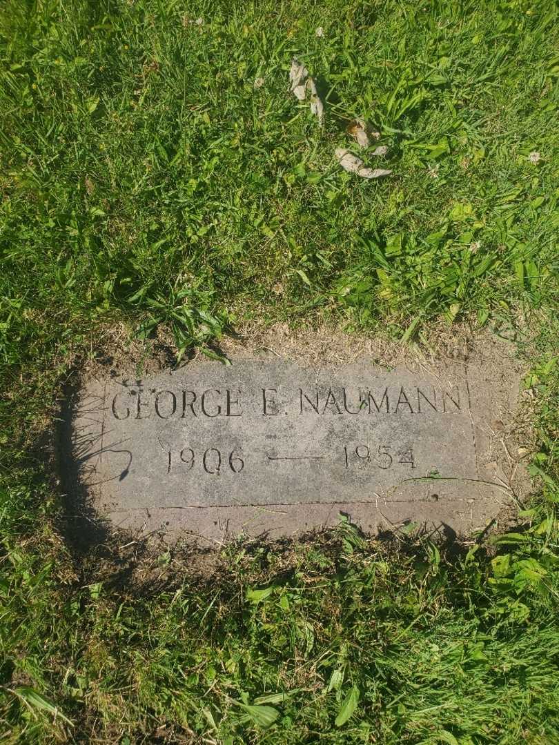 George E. Naumann's grave. Photo 3