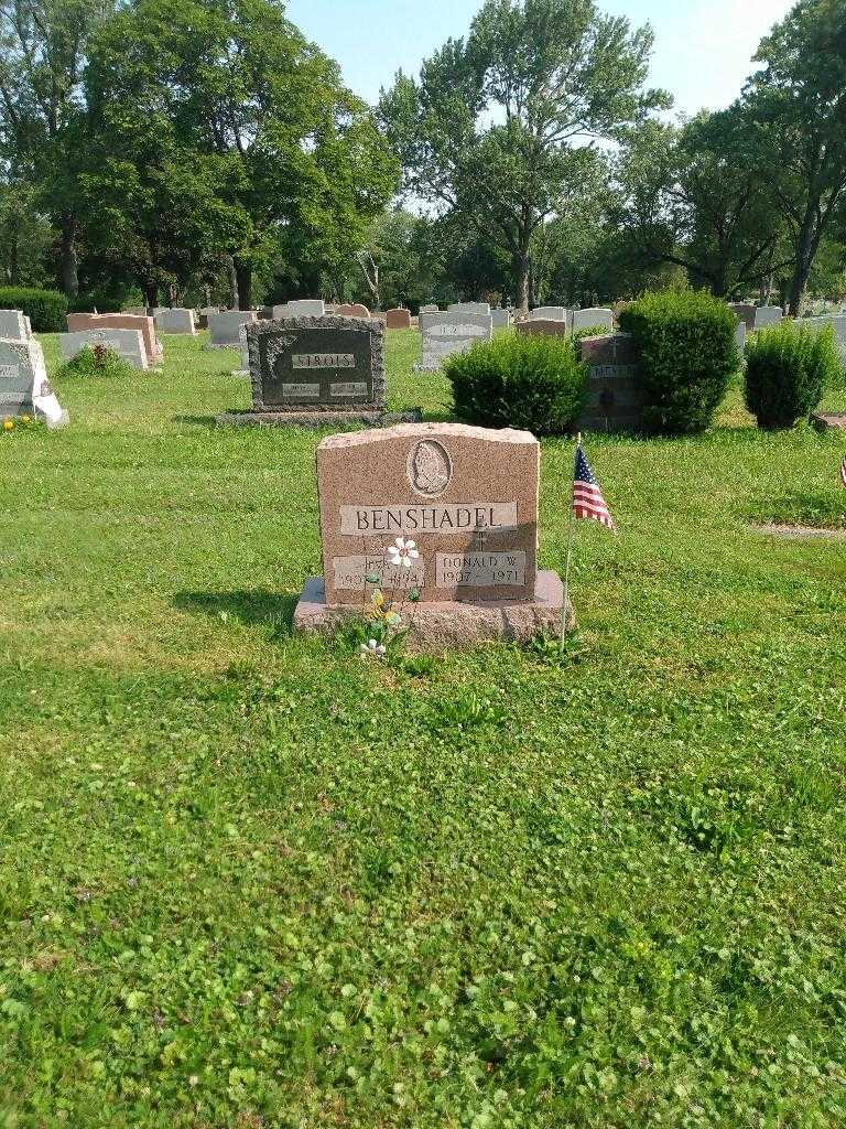 Donald W. Benshadel's grave. Photo 1