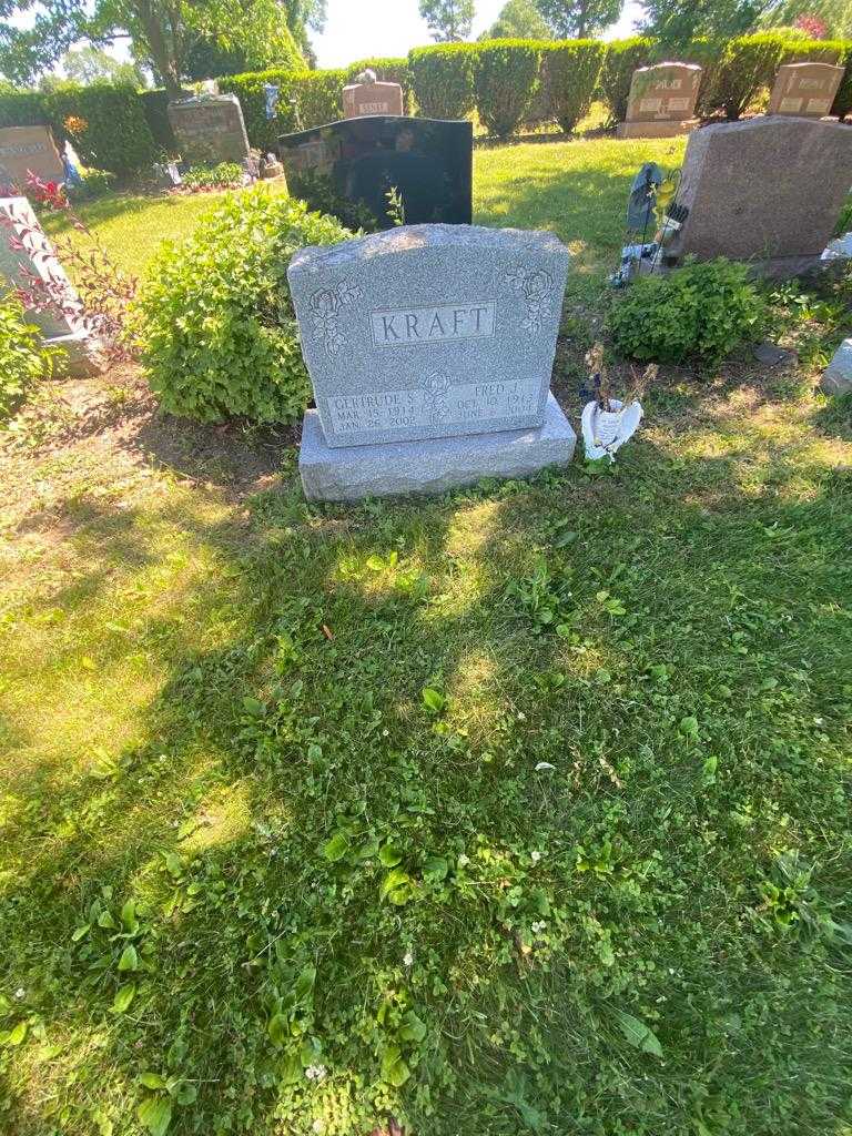 Gertrude S. Kraft's grave. Photo 1