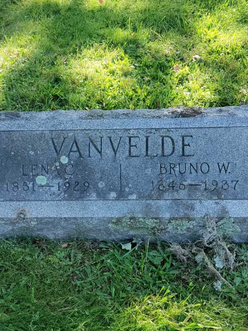 Bruno W. Van Velde's grave. Photo 3