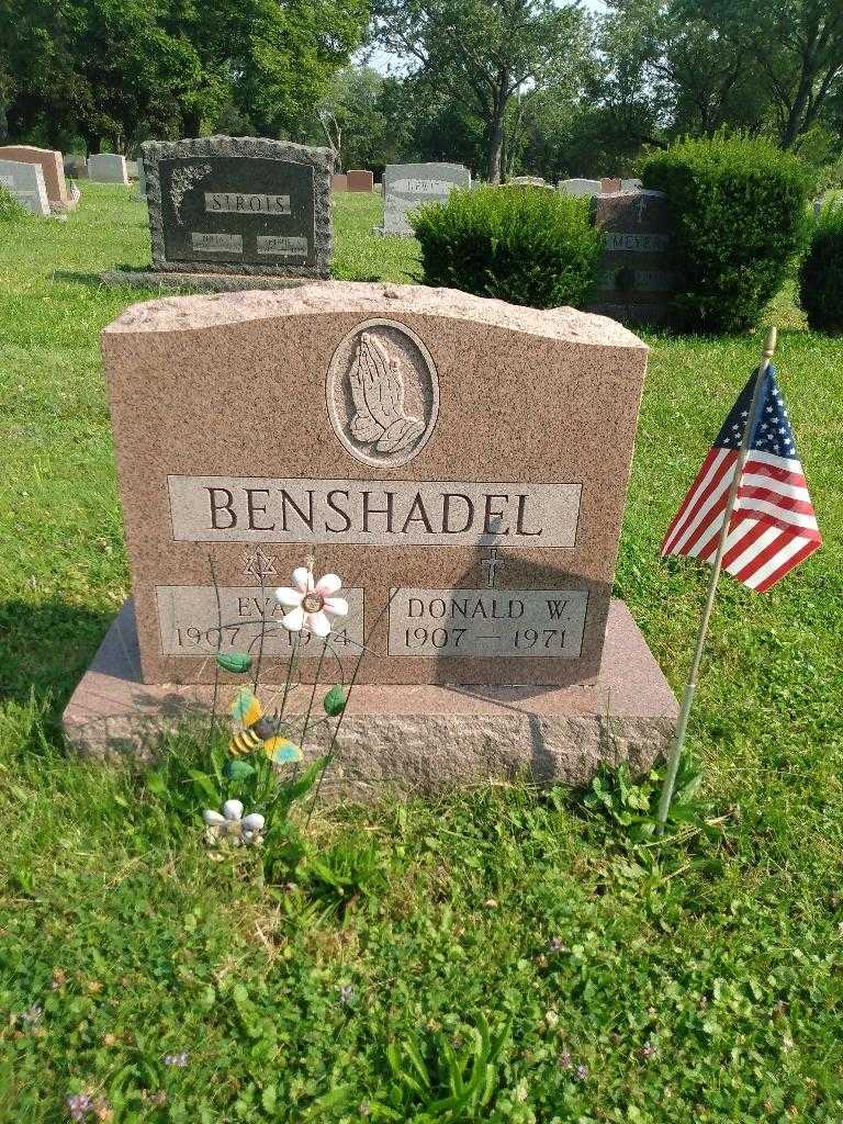 Eva Benshadel's grave. Photo 2