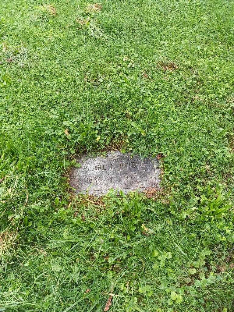 Pearl E. Pfiel's grave. Photo 1