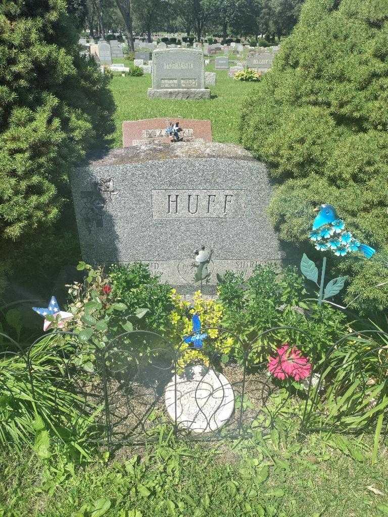 Raymond C. Huff's grave. Photo 3