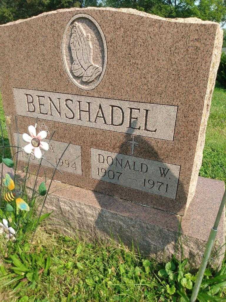 Eva Benshadel's grave. Photo 3