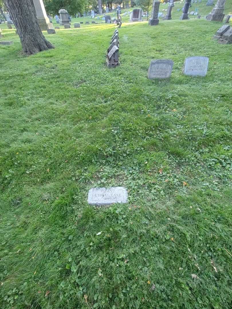 Ethel E. Lake's grave. Photo 1