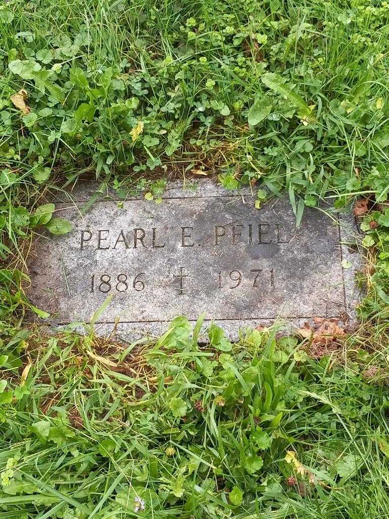 Pearl E. Pfiel's grave. Photo 2