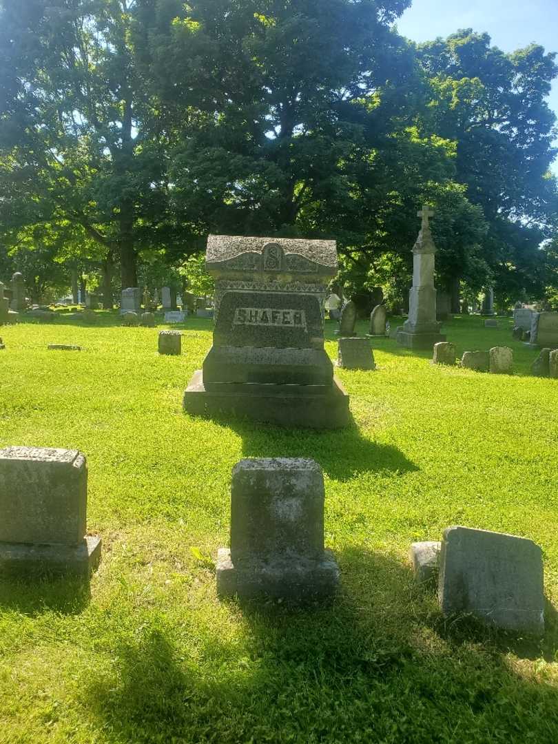 Louis Shafer's grave. Photo 1