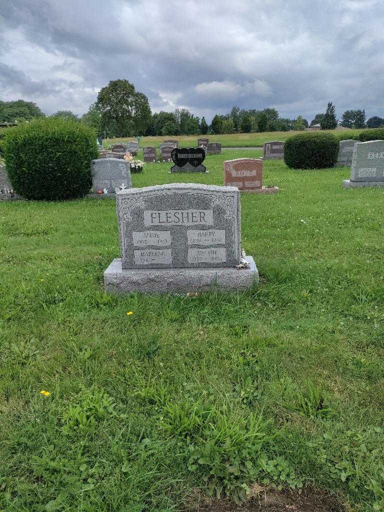 Susie Flesher's grave. Photo 1