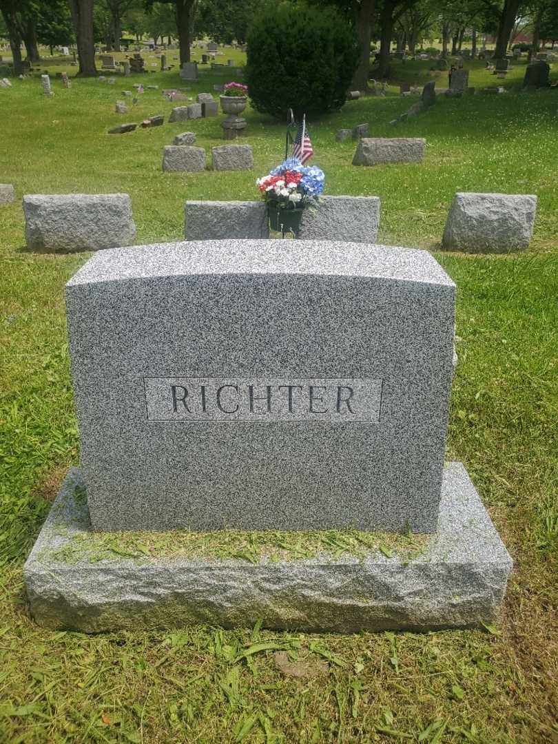 Raoul G. Richter's grave. Photo 4
