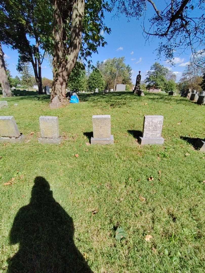 Elizabeth Beuscher's grave. Photo 1