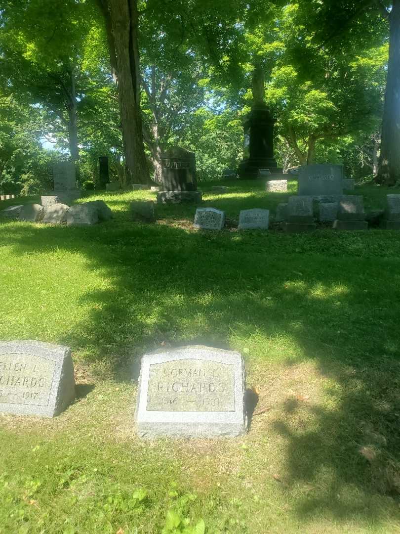 Norman E. Richards's grave. Photo 1