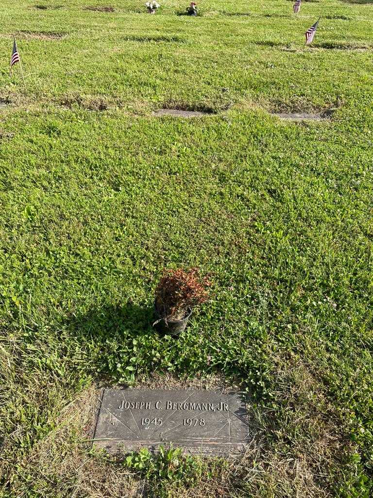 Joseph C. Bergmann Junior's grave. Photo 2