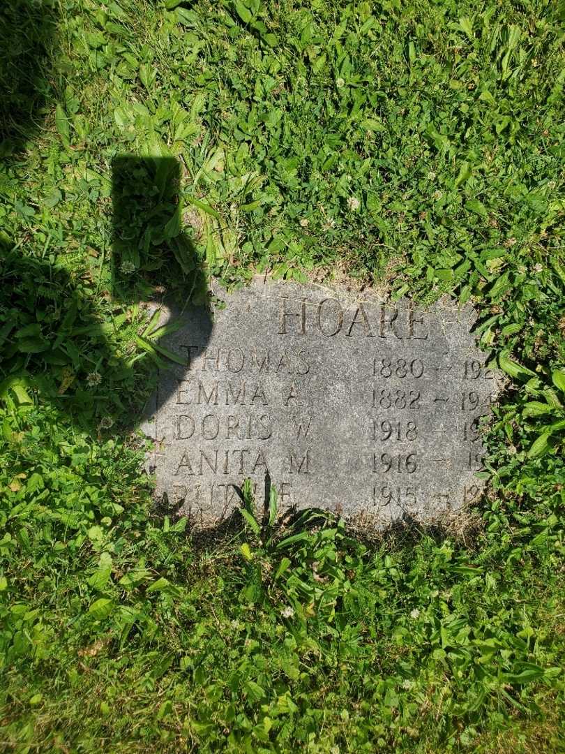 Doris W. Hoare's grave. Photo 3