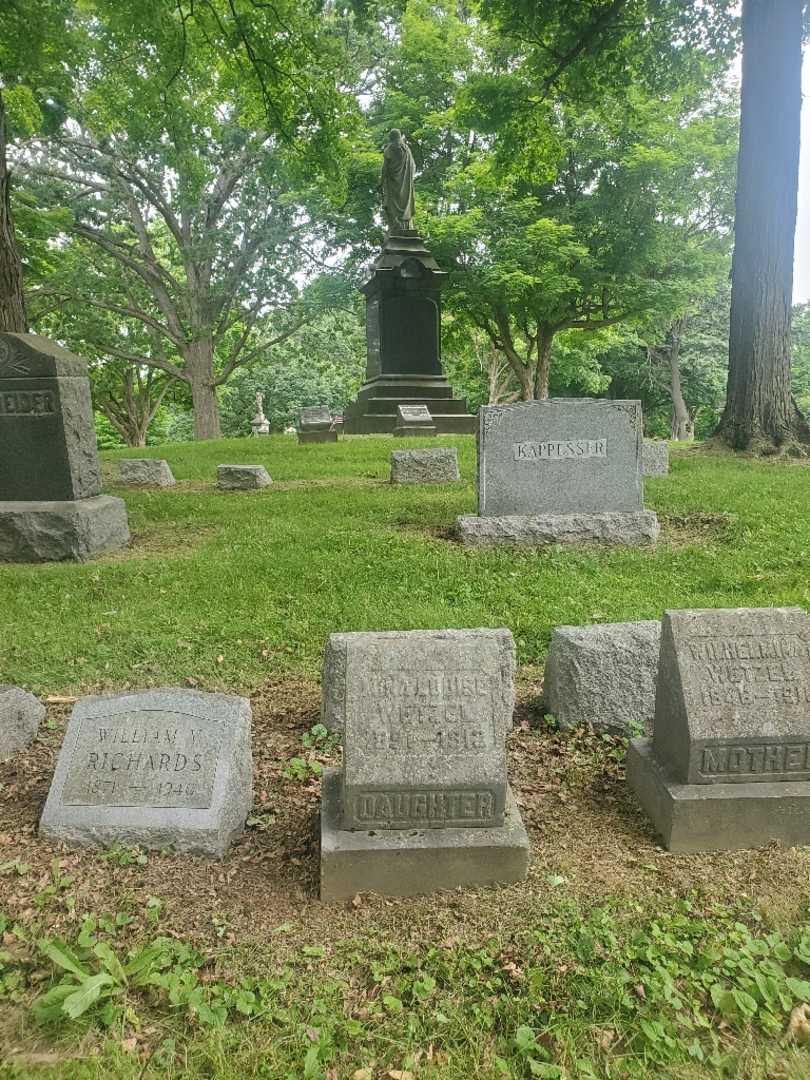 Mina Louise Wetzel's grave. Photo 1