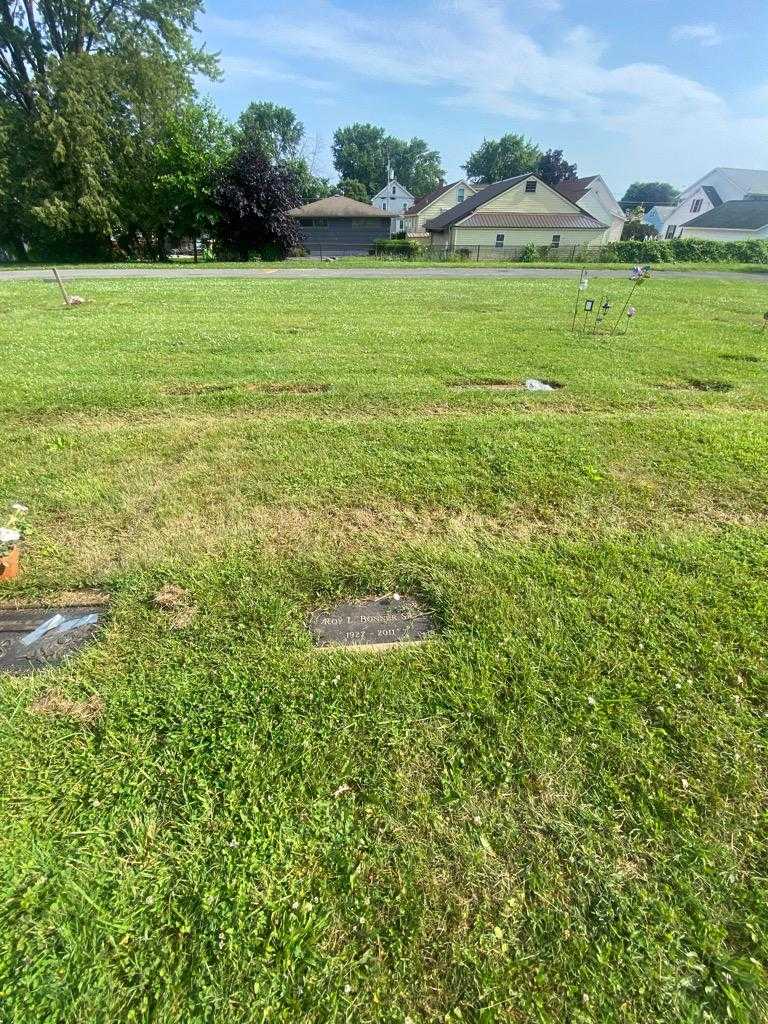 Roy L. Bonner Senior's grave. Photo 1