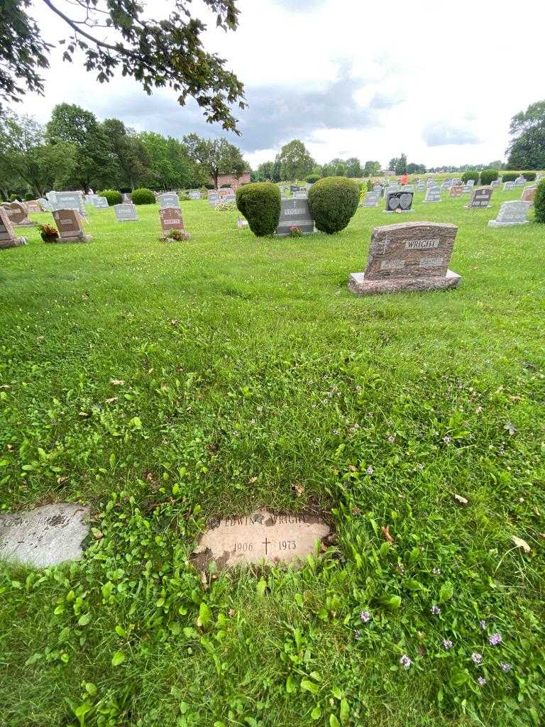Edwin E. Wright's grave. Photo 1