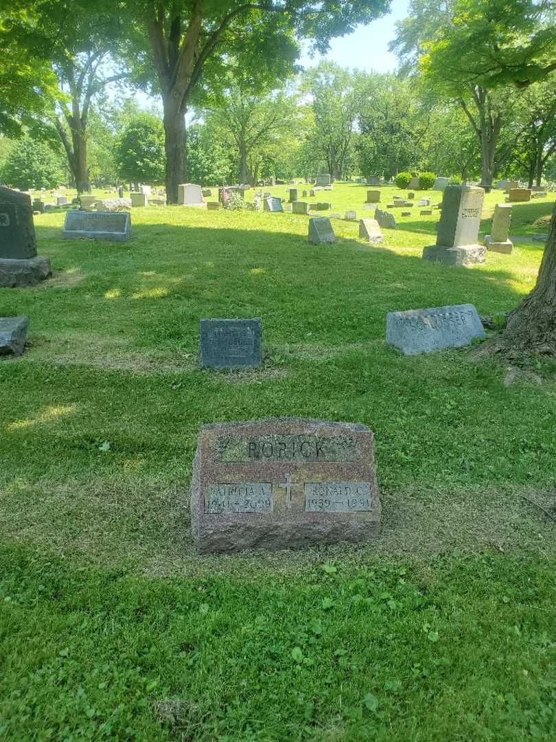 Ronald C. Rorick's grave. Photo 2
