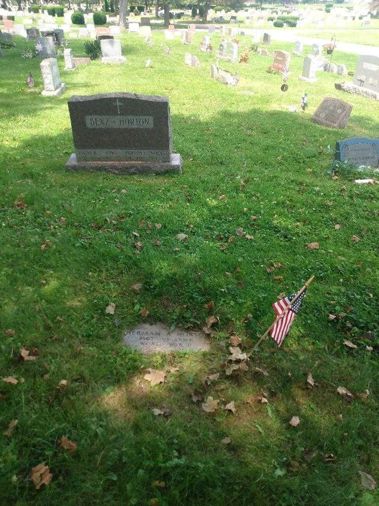 Sherman A. Horton's grave. Photo 1