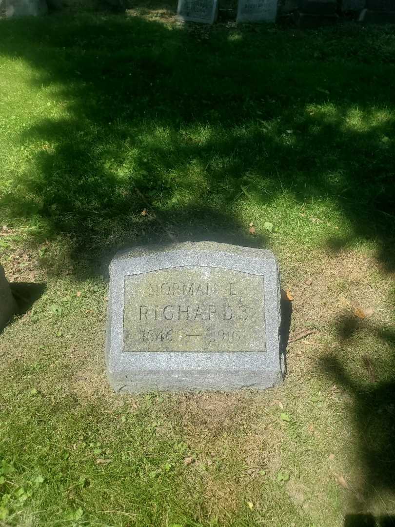 Norman E. Richards's grave. Photo 2