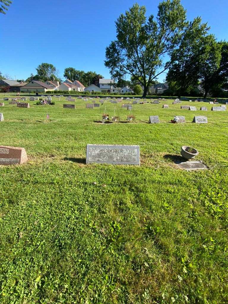 Robert E. Cooter's grave. Photo 1