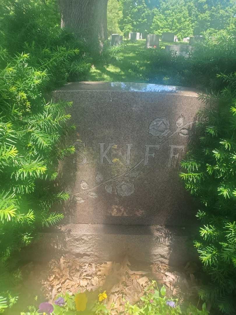 Edward L. Maurer Junior's grave. Photo 4