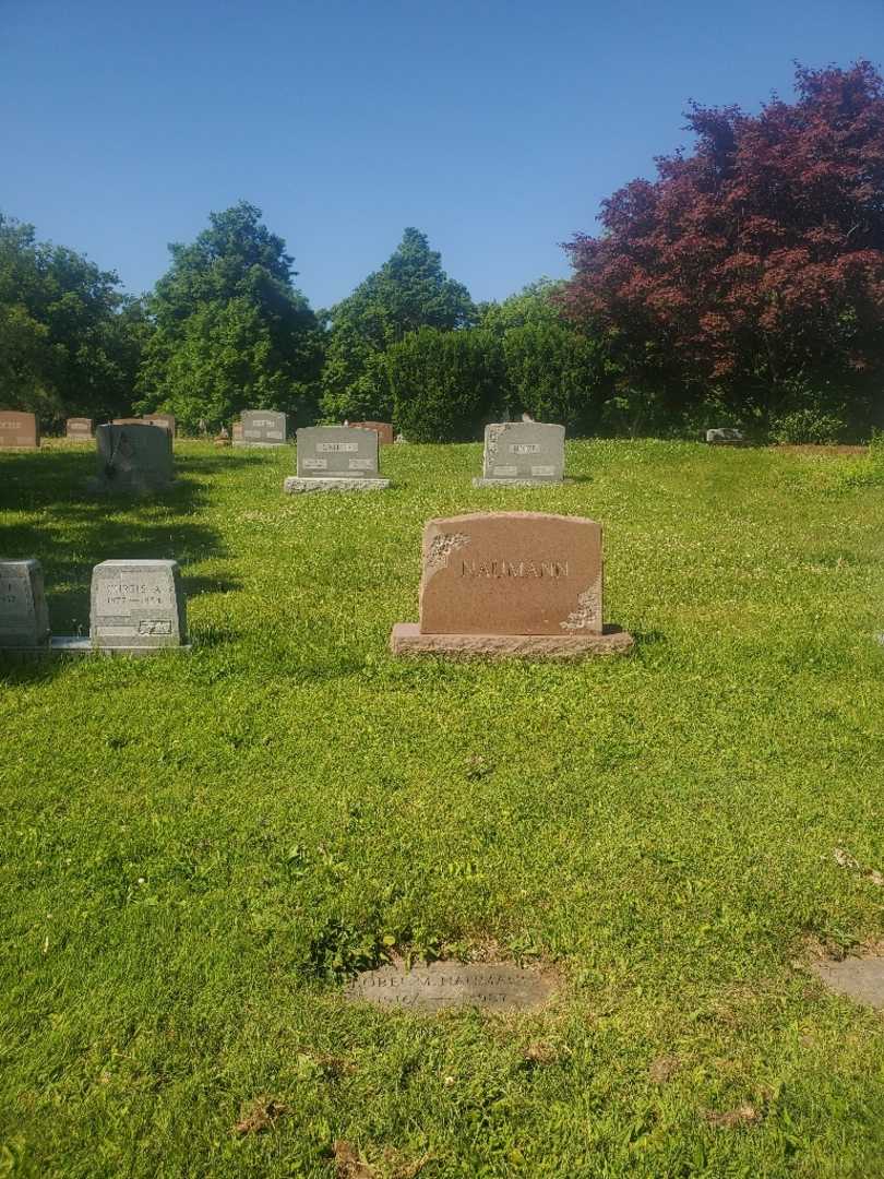 Isobel M. Naumann's grave. Photo 1