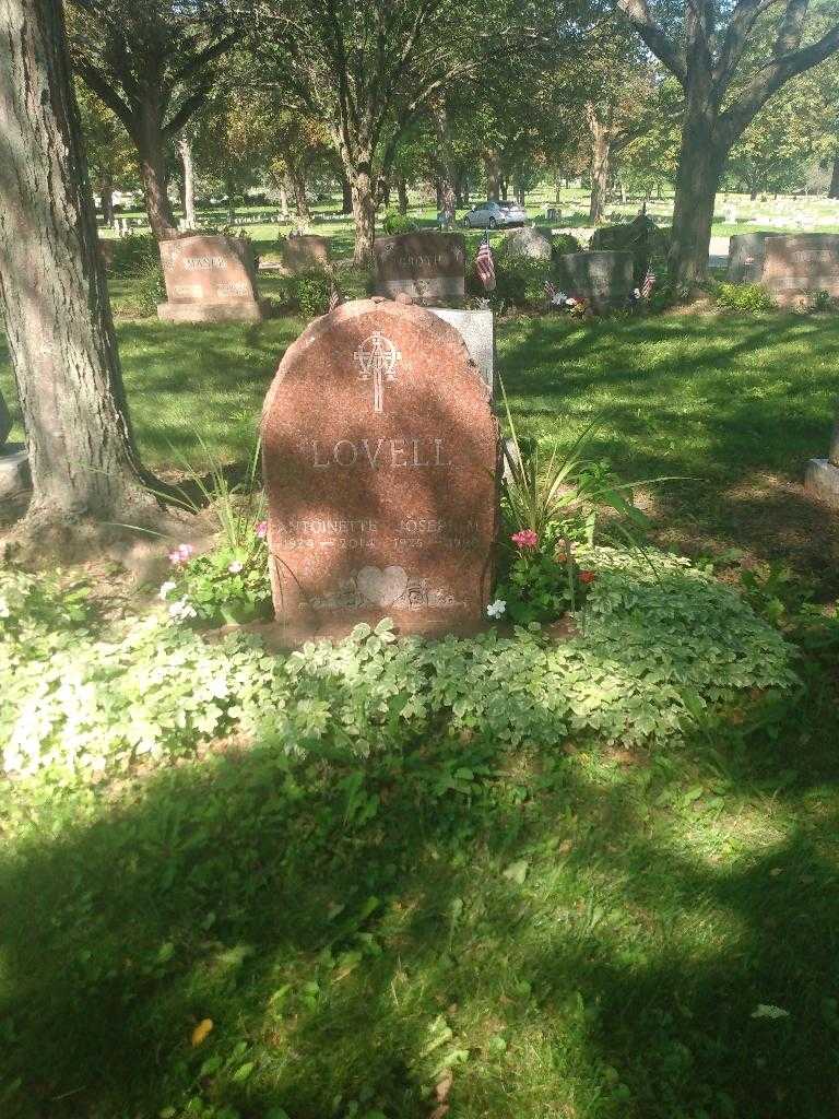 Antoinette Lovell's grave. Photo 1