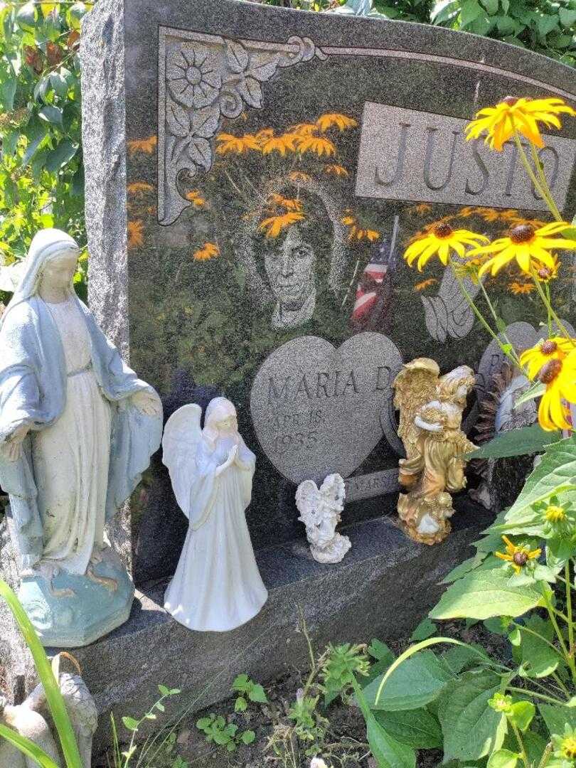Maria D. Justo's grave. Photo 4