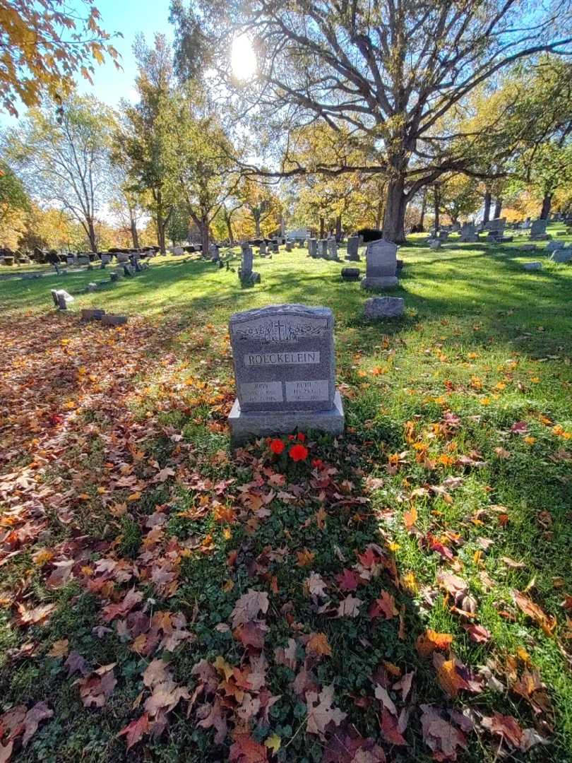 Ruth F. Roeckelein's grave. Photo 1