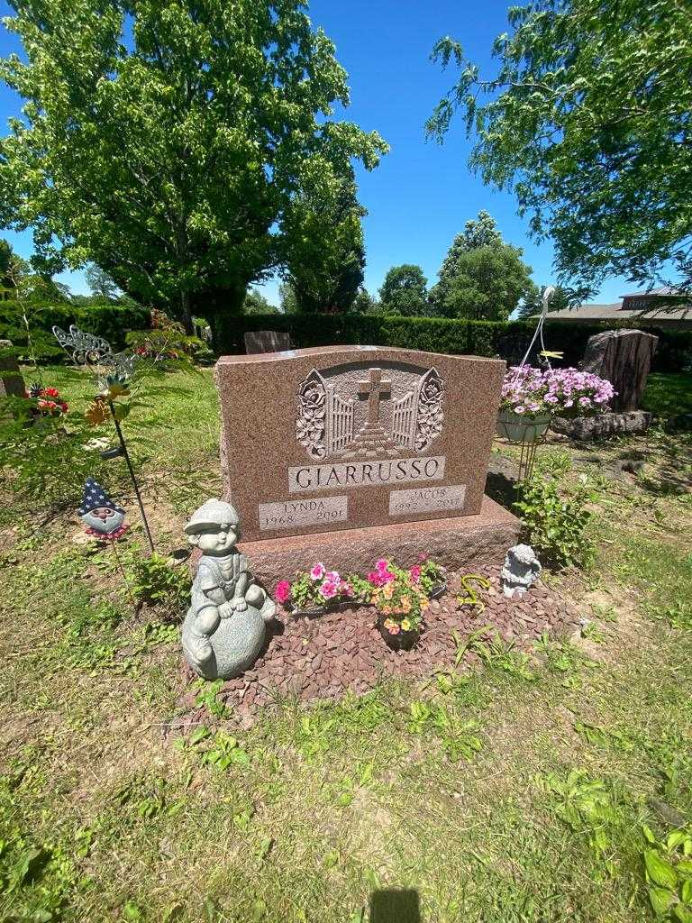 Lynda Giarrusso's grave. Photo 1