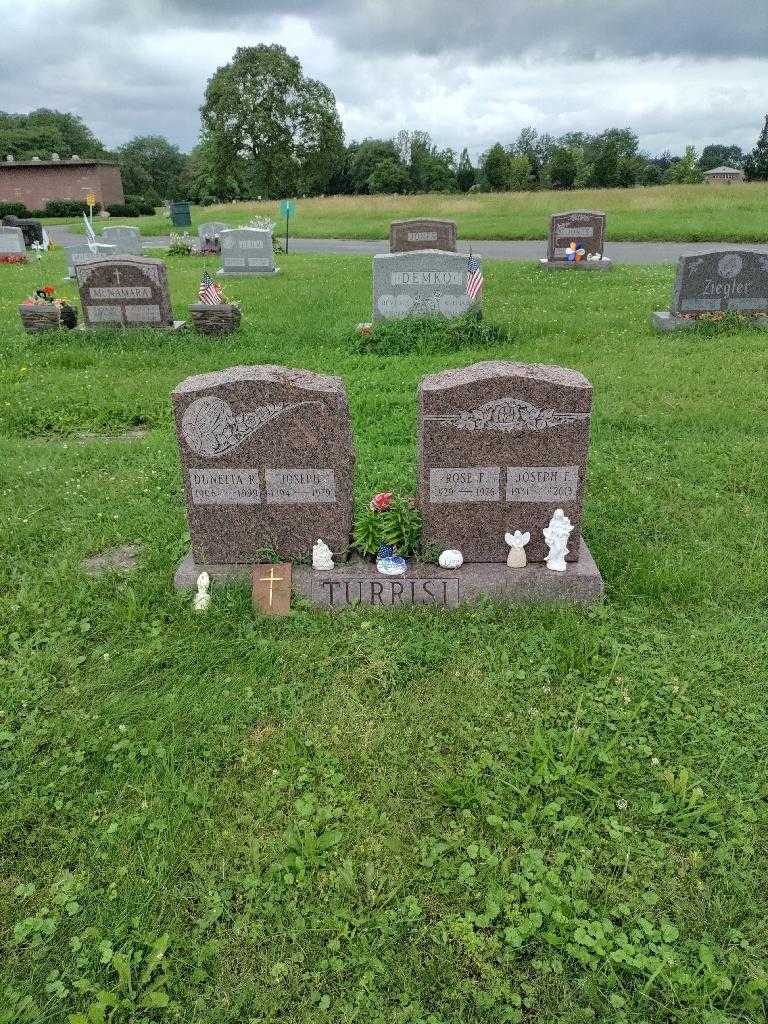 Dunetta R. Turrisi's grave. Photo 1