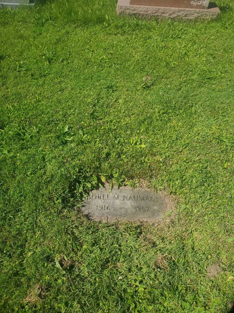 Isobel M. Naumann's grave. Photo 2