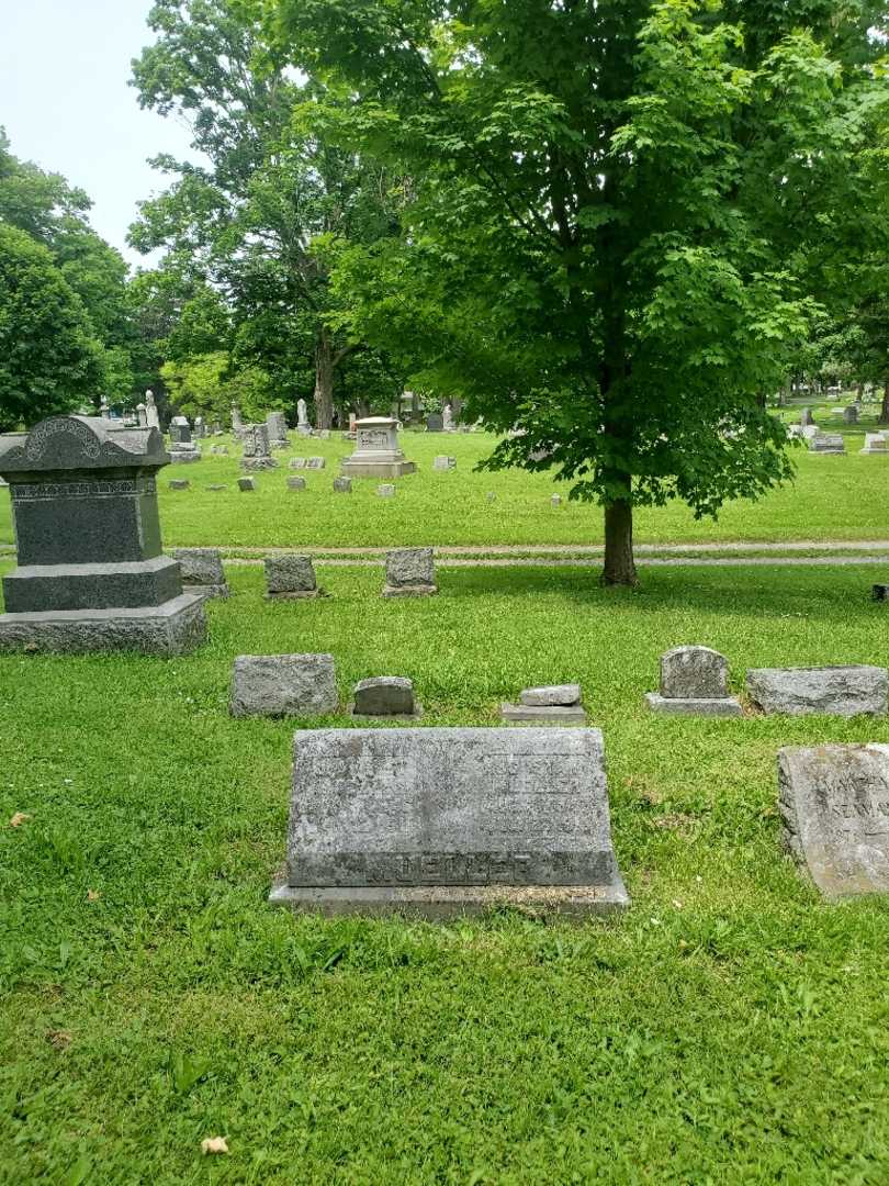 Augusta Mueller's grave. Photo 1