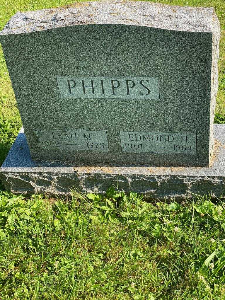 Lean M. Phipps's grave. Photo 3