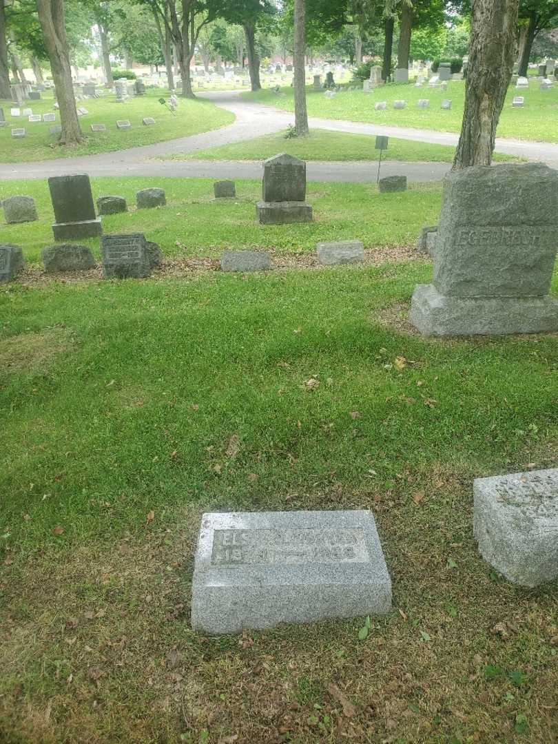 Elsie Duryea Stelter's grave. Photo 1