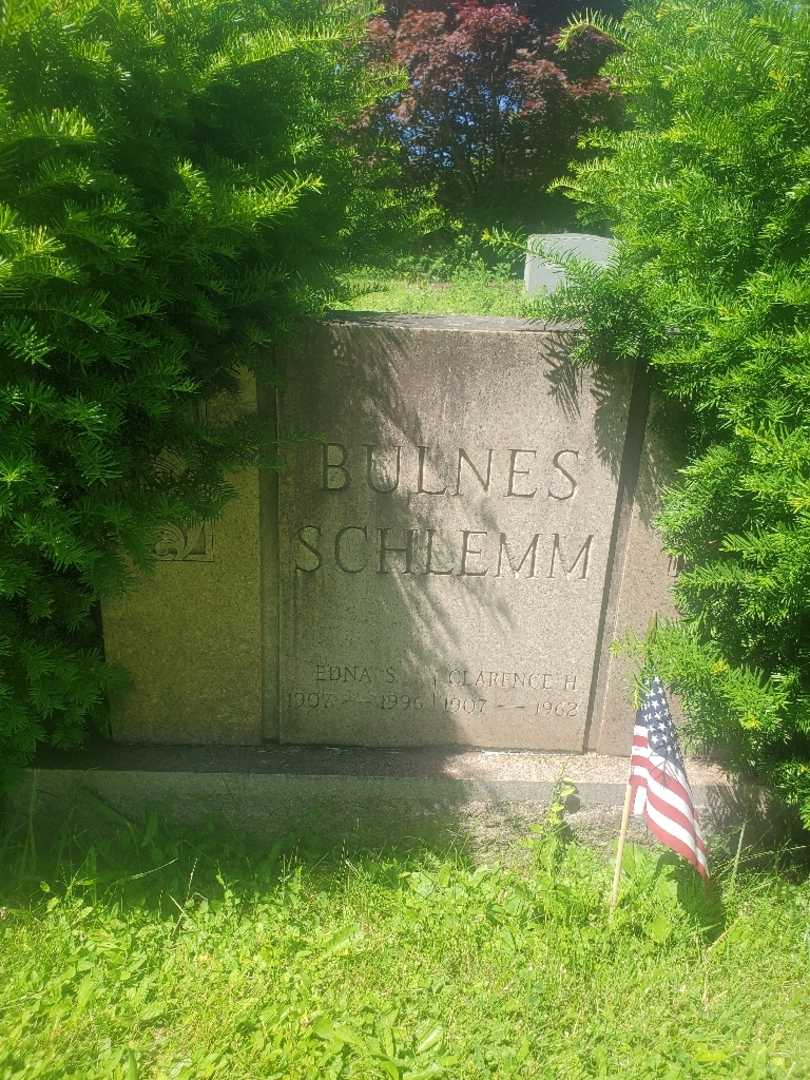 Edna S. Bulnes Schlemm's grave. Photo 1