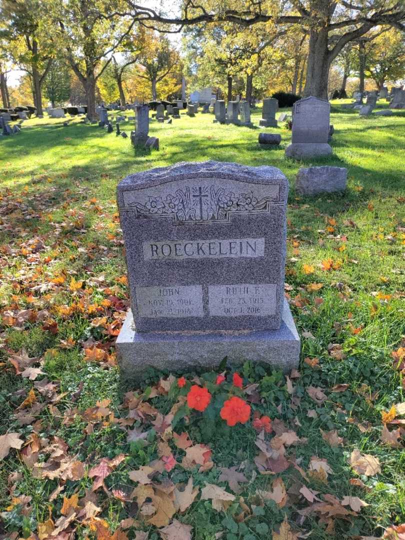 Ruth F. Roeckelein's grave. Photo 2