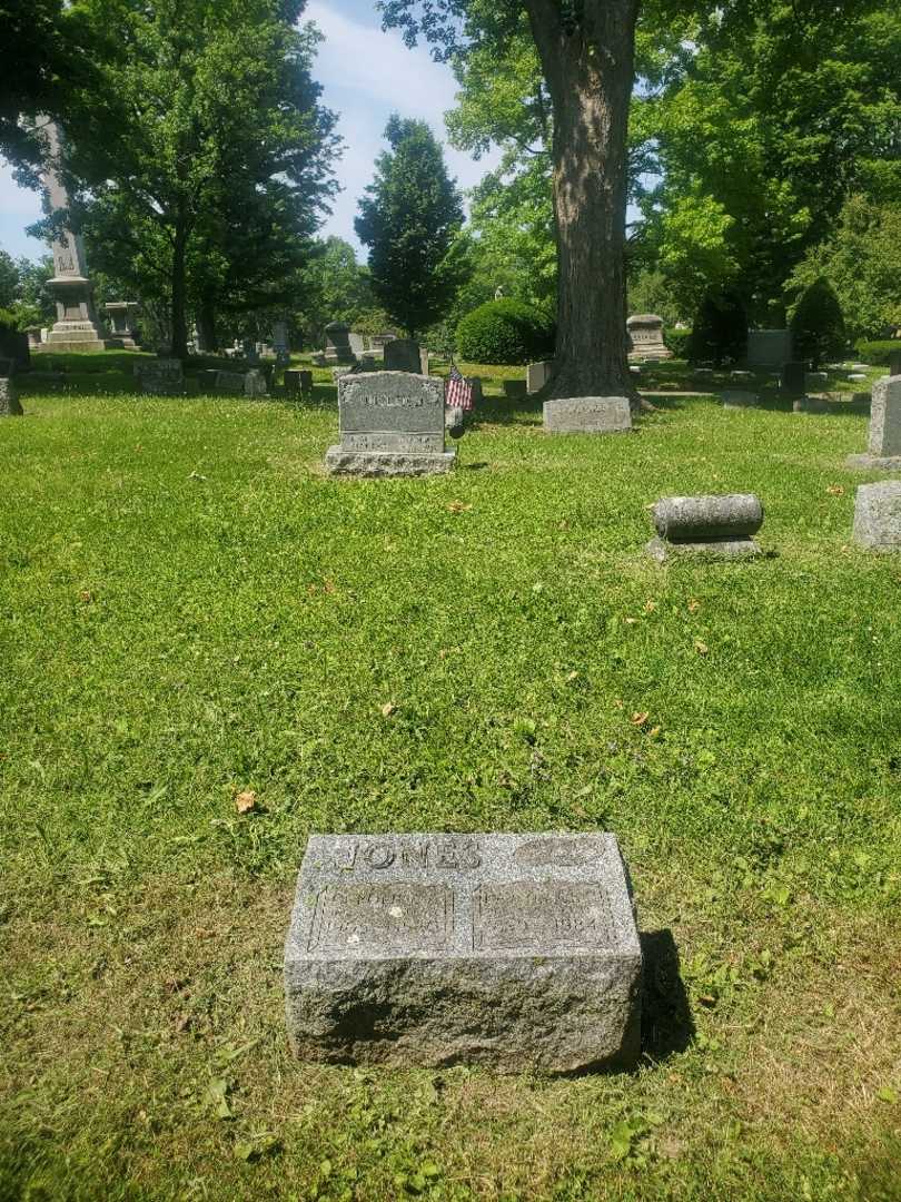 Caroline A. Jones's grave. Photo 1