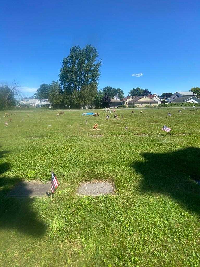 Lee W. Crosby's grave. Photo 1