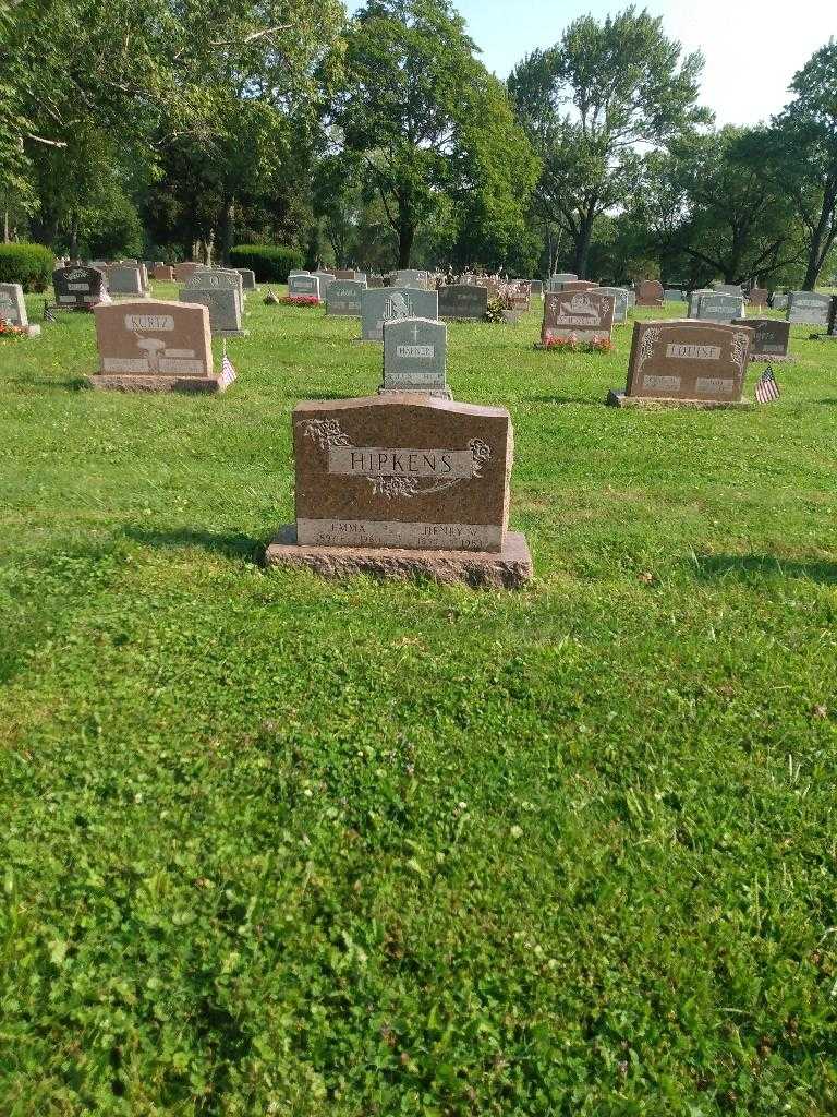 Emma Hipkens's grave. Photo 1