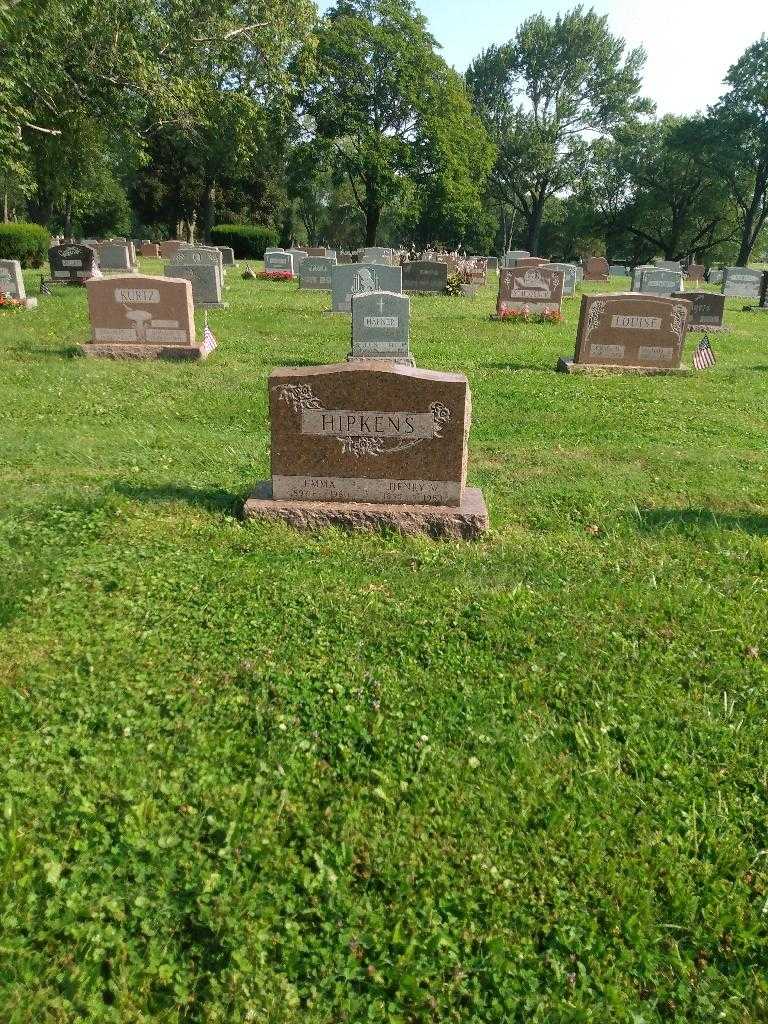 Henry W. Hipkens's grave. Photo 1