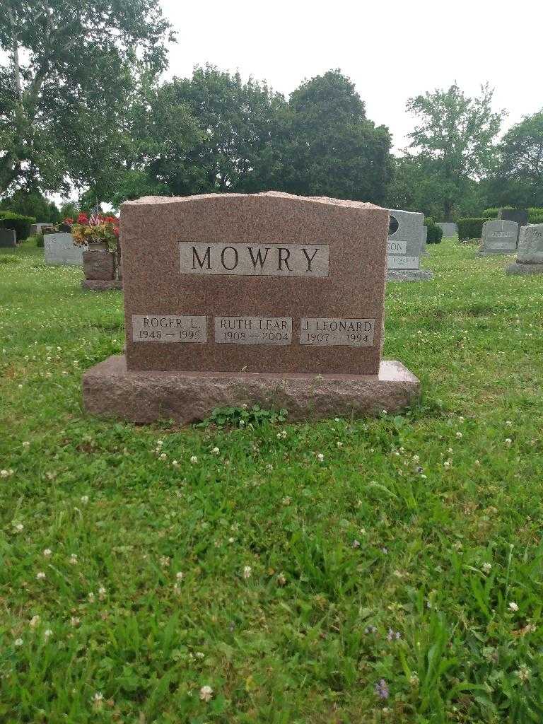 Ruth Mowry Lear's grave. Photo 1