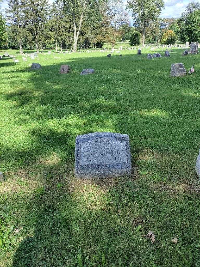 Henry J. Houde's grave. Photo 1