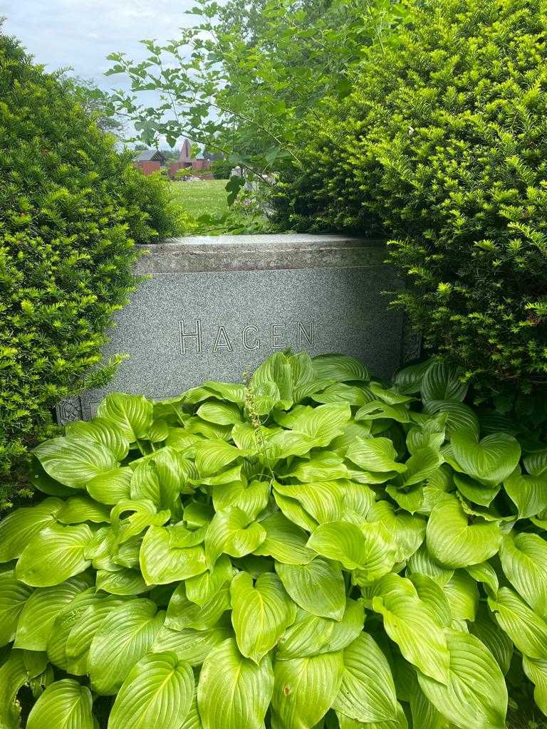 Doctor Robert B. Hagen's grave. Photo 2