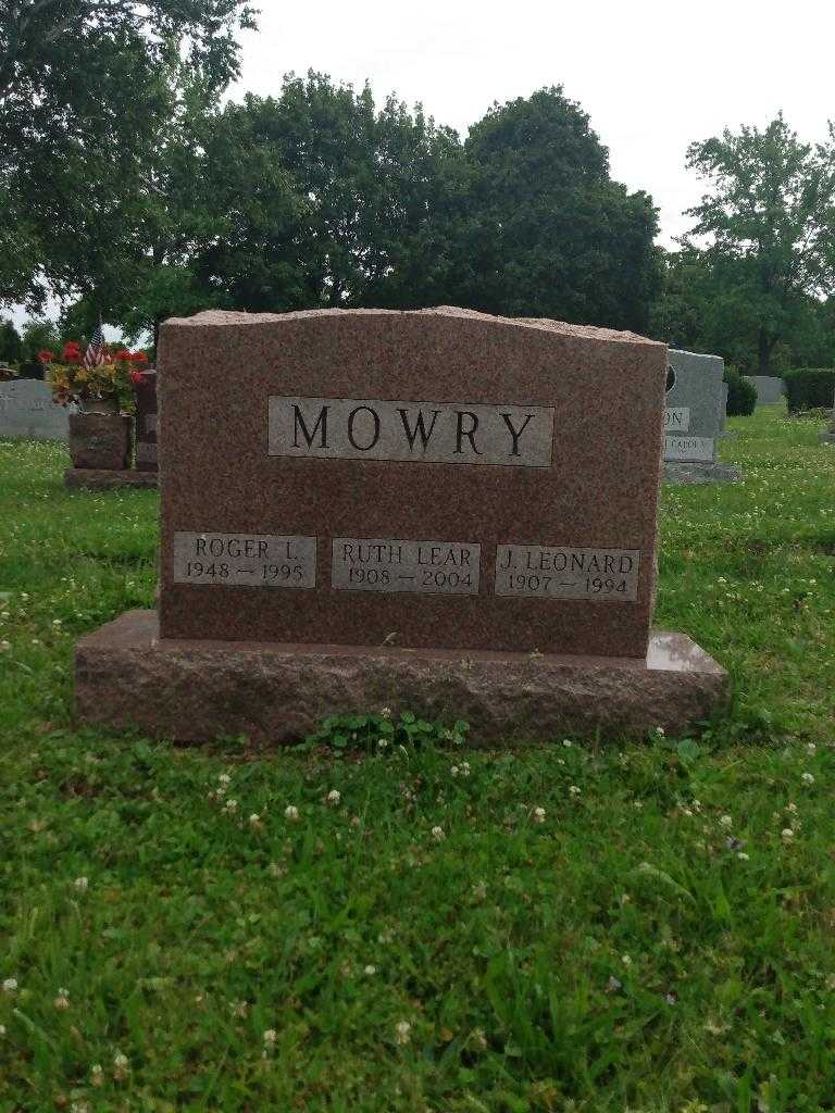 Ruth Mowry Lear's grave. Photo 2