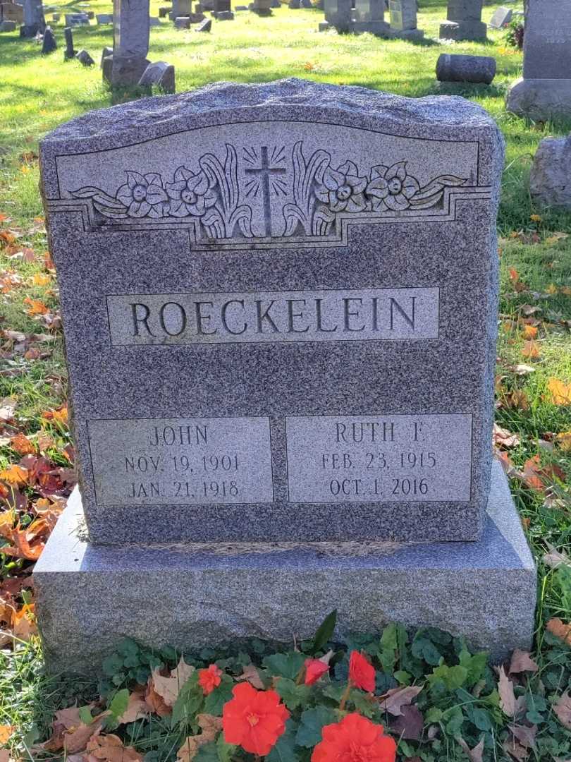 Ruth F. Roeckelein's grave. Photo 3