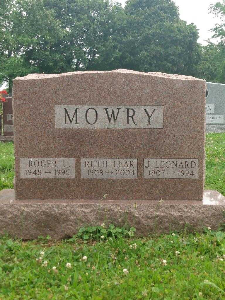 Ruth Mowry Lear's grave. Photo 1