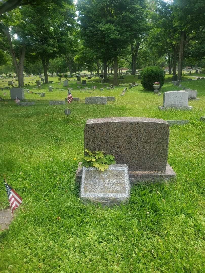 Edwin J. Schwanz's grave. Photo 1