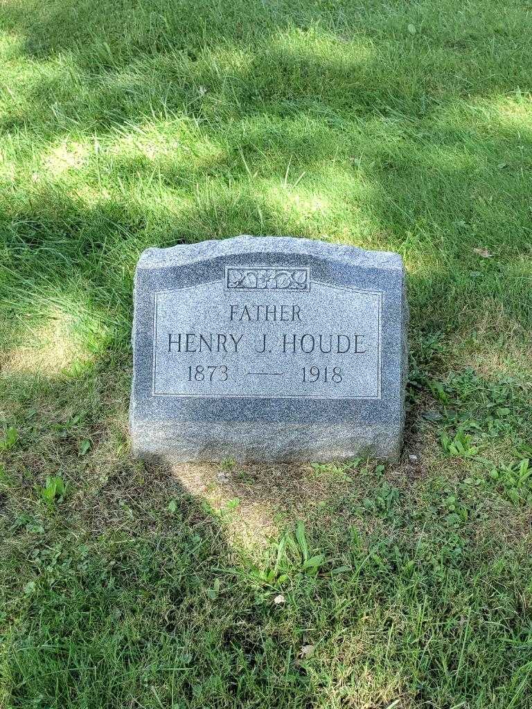 Henry J. Houde's grave. Photo 2
