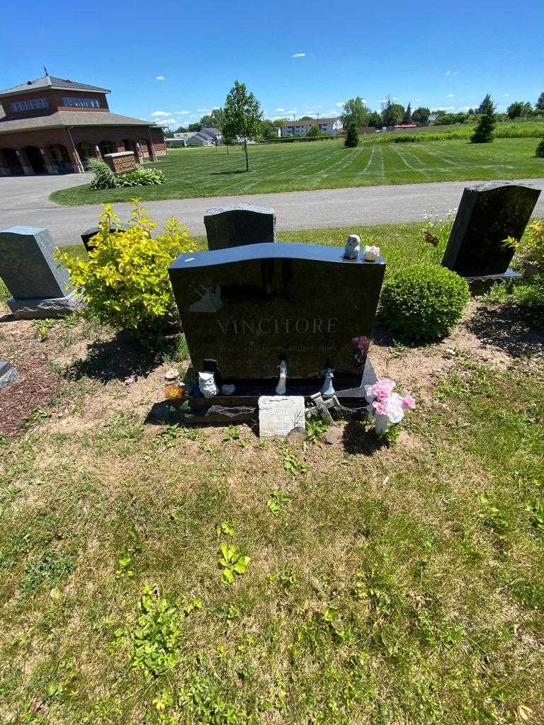 Sara Vincitore's grave. Photo 1